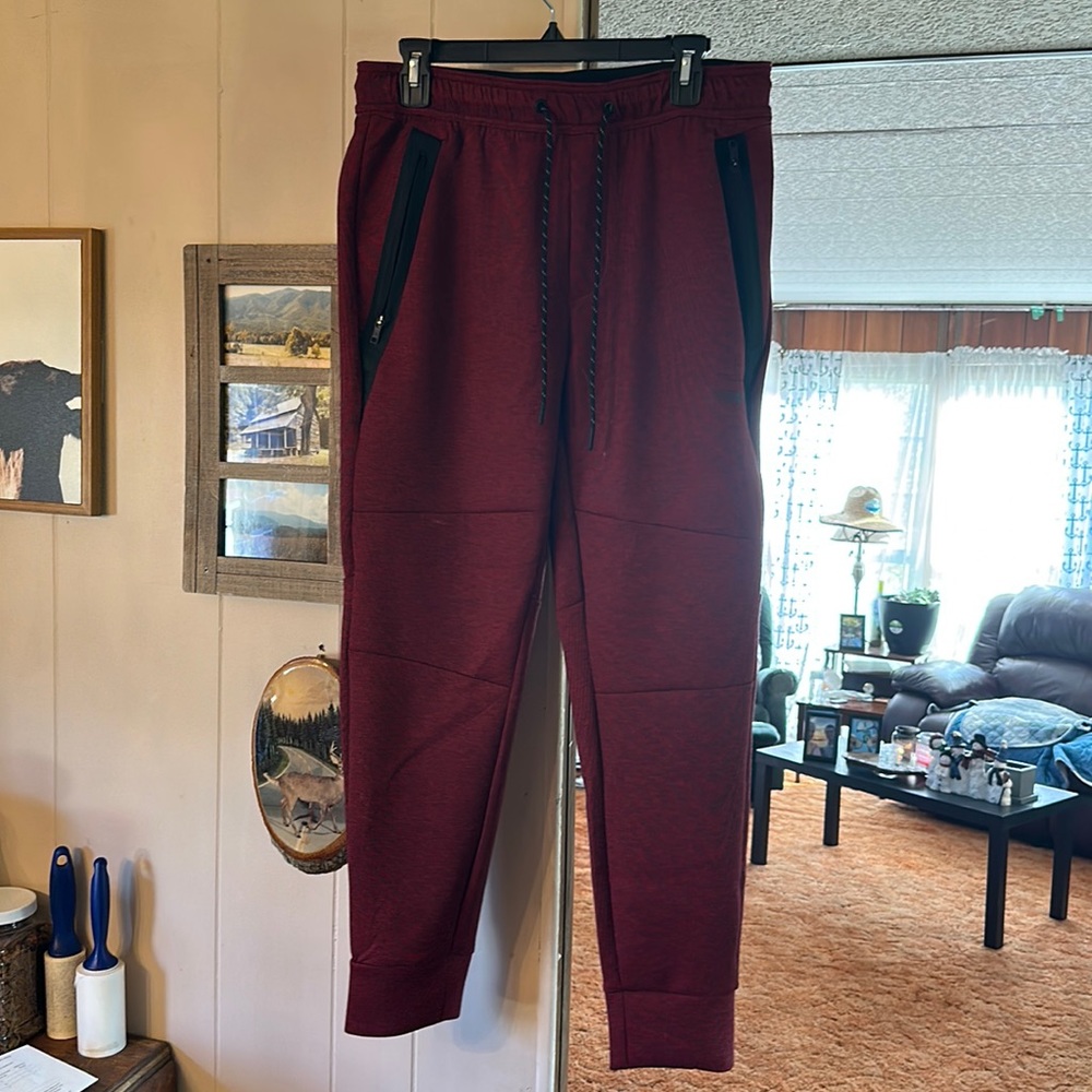 MENS AMERICAN EAGLE JOGGERS.  MAROON SIZE MEDIUM. BRAND NEW, ONLY WORN ONCE.